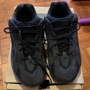 Kids Yeezy sneakers 700 v2 size 3